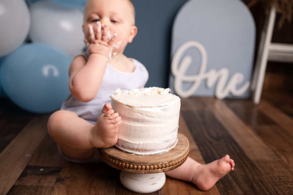 baby boy eating cake, smash cake photographer Wichita ks